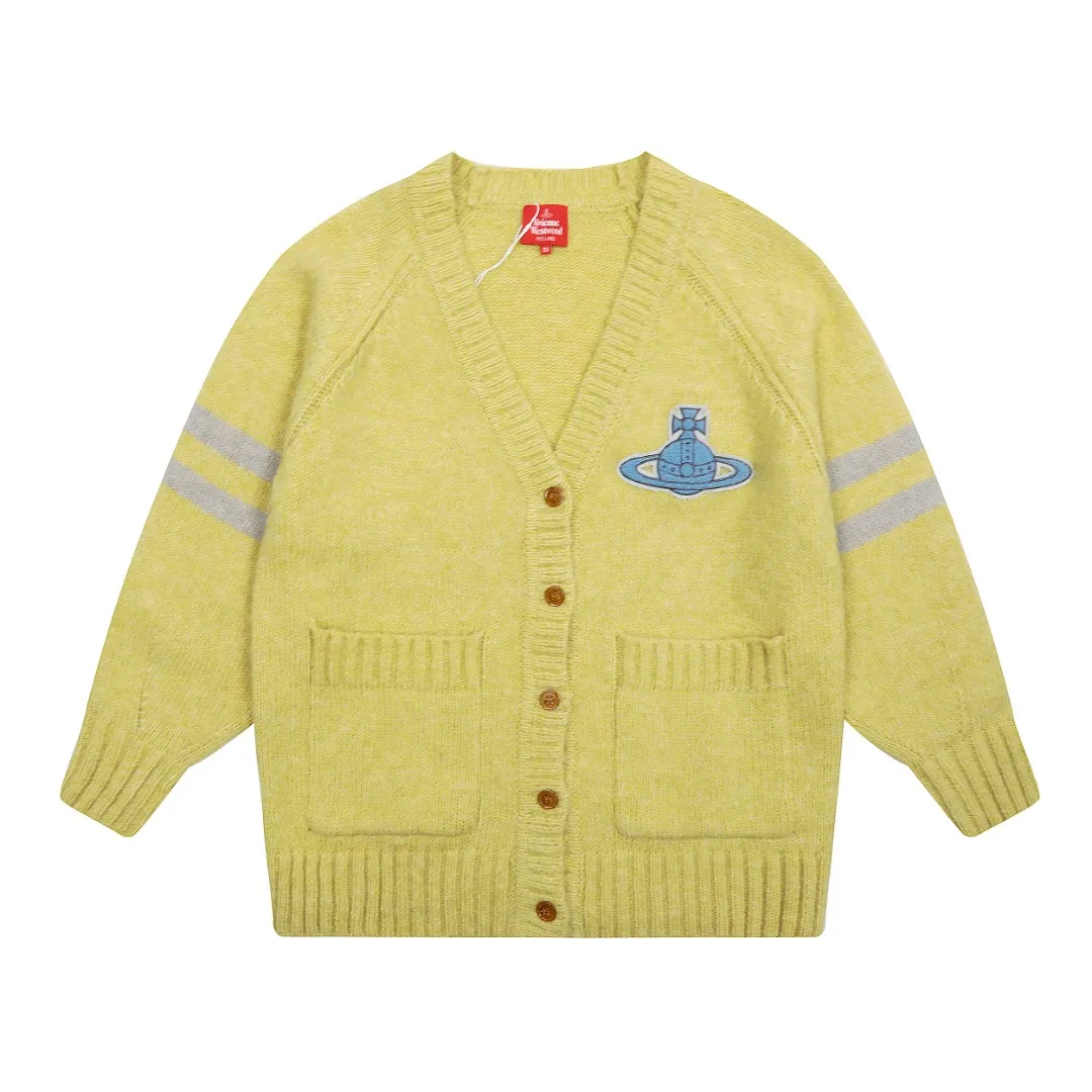 VIVI137 vivienne west wood 25th new spring style cardigan with three-color yarn splicing and embroidered chapter design 🧩 5.5-count custom-woven and dyed tunic wool, definitely not the spandex imitation wool on the market 🧩100% restoration of heavy-duty weaving method loose cuffs restored original pattern 🧩super high embroidery density single chapter 20,000 stitches of embroidery 🧩100% chemically tested custom-woven and dyed wool 0 color difference Size: 1 yard (90-110 pounds) 2 yards (110-130 pounds) 3 yards (130-150 pounds) Color: gray yellow